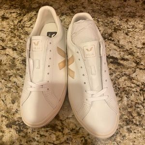 NWT Veja Esplar Sneaker women’s size 8, 39 Europe in Extra-White/ Platine